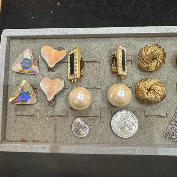 9 pairs of Vintage Clip on earrings. - Picture 9 of 13